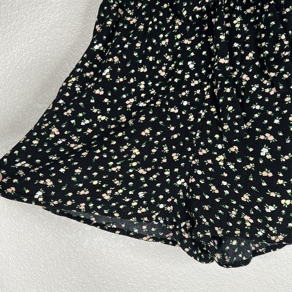 H&M Black Ditsy Floral Elastic Waist Front Tie Shorts Size 6 - Picture 3 of 6